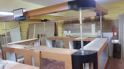 B&E Perfumum — AVM kiosku — çok fasetalı poligonal plan, raf altı LED şerit