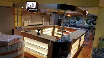 B&E Perfumum — AVM kiosku — tepe tabela tacı, raf altı LED şerit