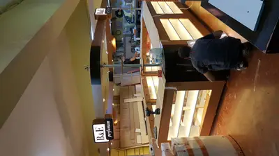 B&E Perfumum — AVM kiosku — siyah lake panel, raf altı LED şerit