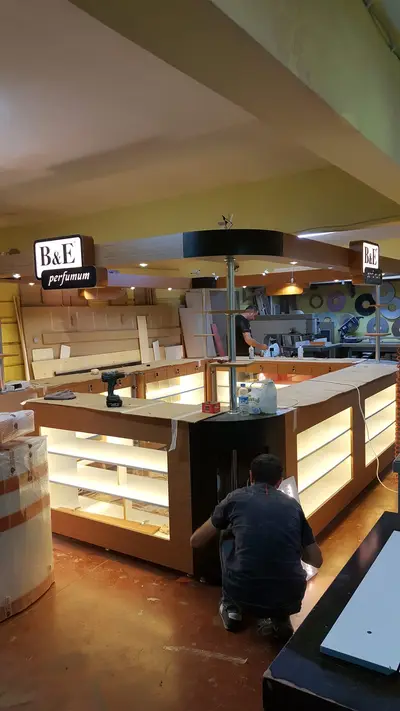 B&E Perfumum — AVM kiosku — boyalı MDF, raf altı LED şerit
