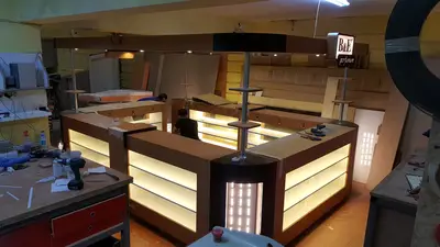 B&E Perfumum — AVM kiosku — çok fasetalı poligonal plan, yuvarlak küre armatür