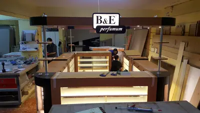 B&E Perfumum — AVM kiosku — tepe tabela tacı, yuvarlak küre armatür