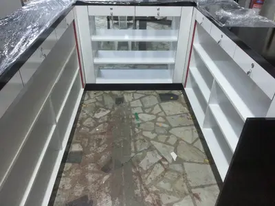 Weitere Mall-Kioske — durchgehende Glasvitrinen, LED-Streifen am Sockelumfang