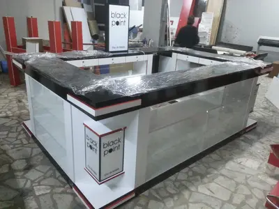 Weitere Mall-Kioske — weiße Laminatplatten, LED-Streifen am Sockelumfang