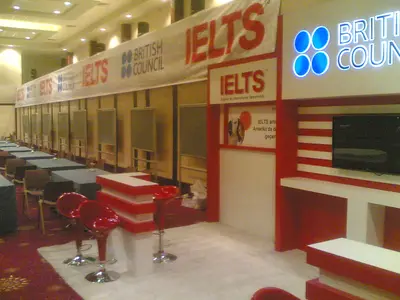 British Council IELTS — stand de feria — almacenaje bajo mostrador, pantalla plana montada (la unidad ya instalada)