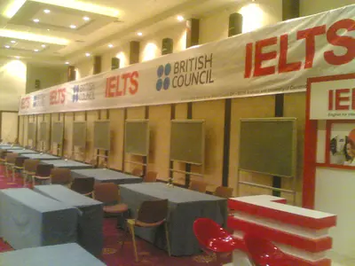 British Council IELTS — stand de feria — MDF pintado, pantalla plana montada (la unidad ya instalada)