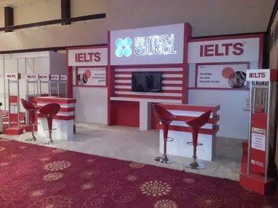 British Council IELTS — stand de feria — MDF pintado, rojo (la unidad ya instalada)