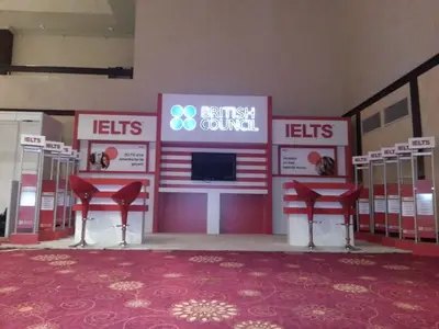 British Council IELTS — stand de feria — MDF pintado, blanco (la unidad ya instalada)
