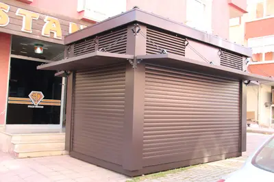 Emaar Square — Straßenkiosk — Walmdach, Einbau-Downlights (die eingebaute Einheit)