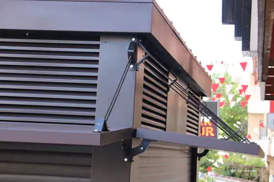 Emaar Square — Straßenkiosk — perforierte Metallverkleidung, Einbau-Downlights (die eingebaute Einheit)