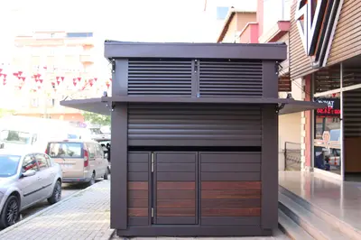 Emaar Square — Straßenkiosk — vollständige Rollladensicherung, Bronze (die eingebaute Einheit)