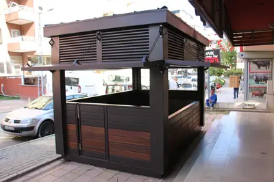 Emaar Square — Straßenkiosk — perforierte Metallverkleidung, Bronze (die eingebaute Einheit)