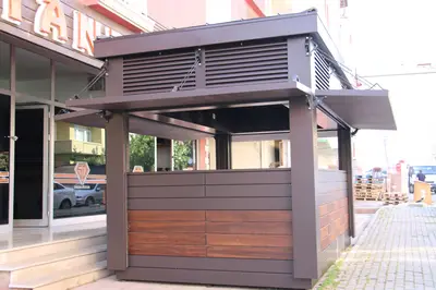 Emaar Square — Straßenkiosk — Walmdach, Holzton (die eingebaute Einheit)