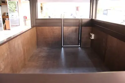 Emaar Square — Straßenkiosk — Metall-Rollladen, Holzton (die eingebaute Einheit)