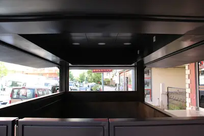 Emaar Square — Straßenkiosk — Holzfurnier, Holzton (die eingebaute Einheit)
