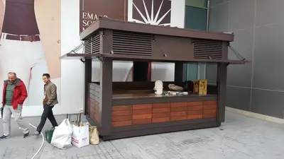 Emaar Square — Straßenkiosk — Metall-Rollladen, Weiß (die eingebaute Einheit)