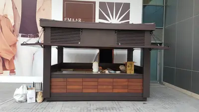 Emaar Square — Straßenkiosk — perforierte Metallverkleidung, Weiß (die eingebaute Einheit)