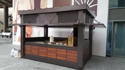Emaar Square — Straßenkiosk — Holzfurnier, Weiß (die eingebaute Einheit)