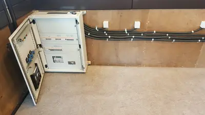 Emaar Square — Straßenkiosk — Walmdach, Einbau-Downlights (im Straßenraum)
