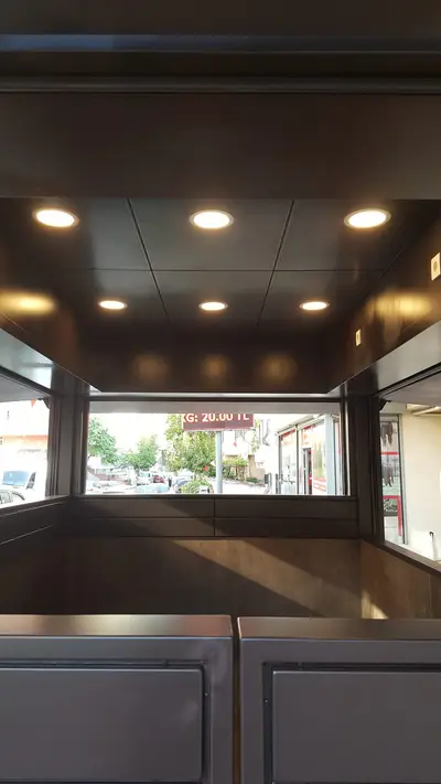 Emaar Square — Straßenkiosk — vollständige Rollladensicherung, Einbau-Downlights (im Straßenraum)