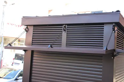 Emaar Square — Straßenkiosk — perforierte Metallverkleidung, Einbau-Downlights (im Straßenraum)
