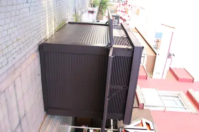 Emaar Square — Straßenkiosk — Holzfurnier, Einbau-Downlights (im Straßenraum)