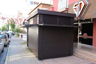 Emaar Square — Straßenkiosk — Walmdach, Bronze (im Straßenraum)