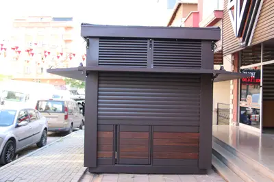 Emaar Square — Straßenkiosk — Stauraum unter dem Tresen, Bronze (im Straßenraum)