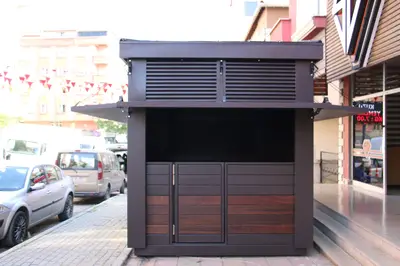 Emaar Square — Straßenkiosk — Metall-Rollladen, Bronze (im Straßenraum)