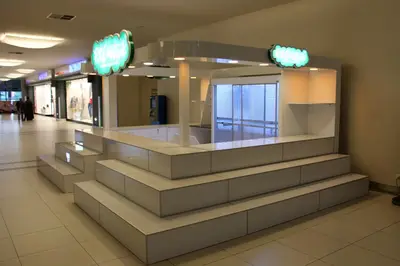 Erengül Çiçekçilik — mall kiosk — white laminate panels, white (production)