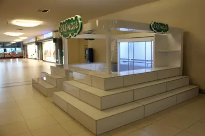 Erengül Çiçekçilik — mall kiosk — tempered glass display cases, white (production)
