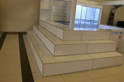Erengül Çiçekçilik — mall kiosk — tempered glass display cases, green (the unit installed in place)