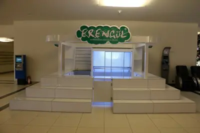 Erengül Çiçekçilik — mall kiosk — stepped plinth platforms, white (the unit installed in place)