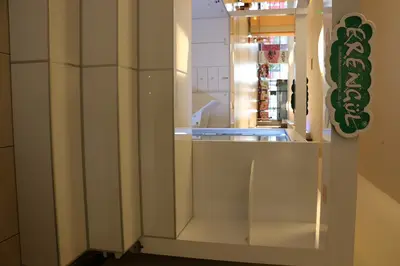 Erengül Çiçekçilik — mall kiosk — white laminate panels, white (the unit installed in place)