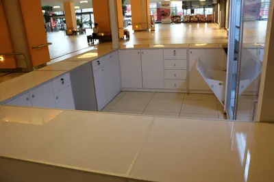 Erengül Çiçekçilik — mall kiosk — tempered glass display cases, white (the unit installed in place)