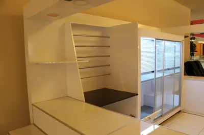 Erengül Çiçekçilik — mall kiosk — painted MDF, white (the unit installed in place)