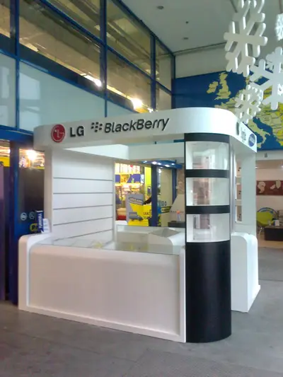 Weitere Mall-Kioske — Bogen-Vordach, Einbau-Downlights