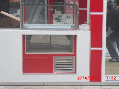Komagene — Straßenkiosk — Servicefenster, hinterleuchtetes Schild (Montage vor Ort)