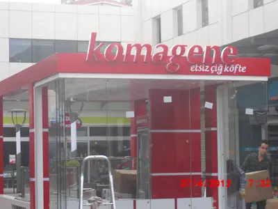 Komagene — Straßenkiosk — vollständige Rollladensicherung, hinterleuchtetes Schild (Montage vor Ort)