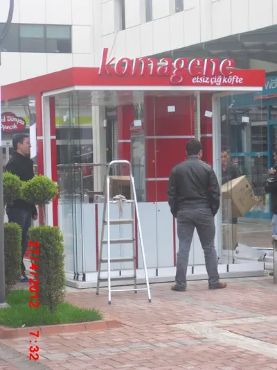 Komagene — Straßenkiosk — Menütafel mit Produktfotos, hinterleuchtetes Schild (Montage vor Ort)