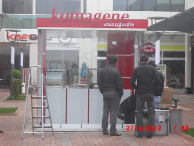 Komagene — Straßenkiosk — Kronenbeschilderung über der Einheit, hinterleuchtetes Schild (Montage vor Ort)