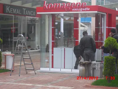 Komagene — Straßenkiosk — Verbundplatten-Verkleidung, hinterleuchtetes Schild (Montage vor Ort)