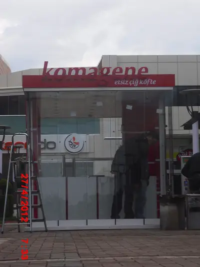 Komagene — Straßenkiosk — Vitrinen aus Sicherheitsglas, hinterleuchtetes Schild (Montage vor Ort)