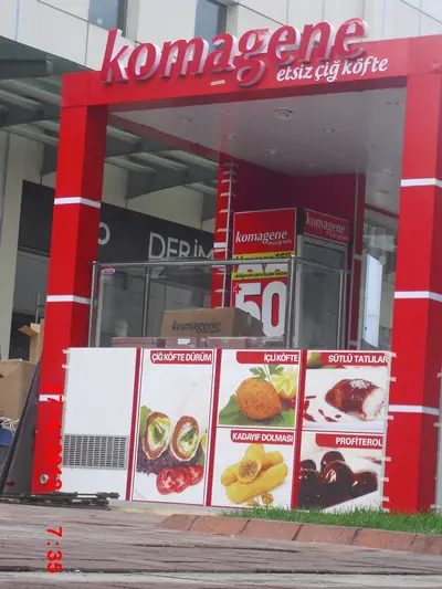 Komagene — Straßenkiosk — Metall-Rollladen, hinterleuchtetes Schild (Montage vor Ort)