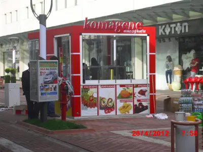Komagene — Straßenkiosk — Servicefenster, Rot (Montage vor Ort)