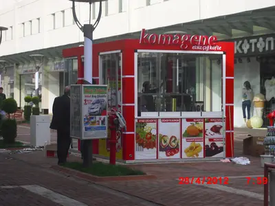 Komagene — Straßenkiosk — vollständige Rollladensicherung, Rot (Montage vor Ort)