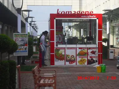 Komagene — Straßenkiosk — Menütafel mit Produktfotos, Rot (Montage vor Ort)