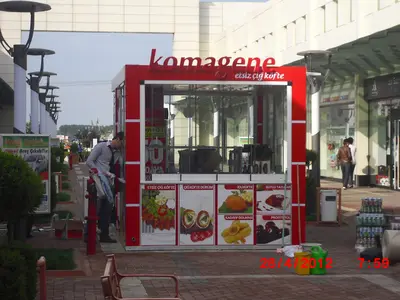 Komagene — Straßenkiosk — Kronenbeschilderung über der Einheit, Rot (Montage vor Ort)