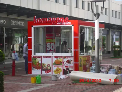 Komagene — Straßenkiosk — Verbundplatten-Verkleidung, Rot (Montage vor Ort)