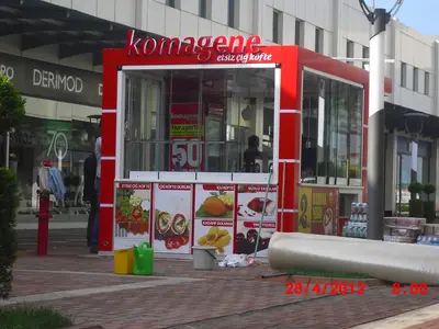 Komagene — Straßenkiosk — Vitrinen aus Sicherheitsglas, Rot (Montage vor Ort)